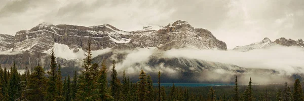 Panorama Lago Bow Com Neve Tampada Montanha Floresta Parque Nacional — Fotografia de Stock