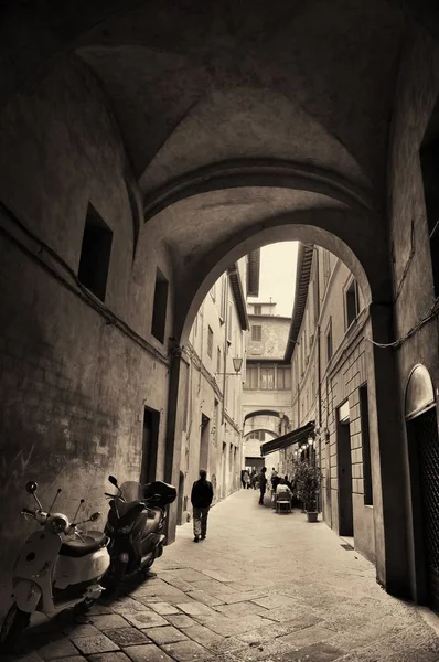 Vista Sulla Strada Con Vecchi Edifici Arco Siena — Foto Stock