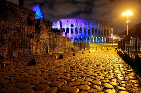 Coliseu Colorido Noite Com Rua Pedra Padrão Marco Mundial Conhecido — Fotografia de Stock