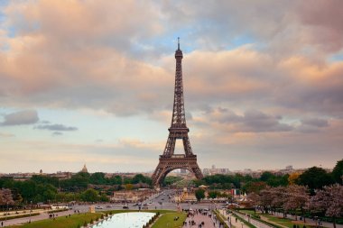 Paris, Fransa 'da sokak ve trafiği olan Eyfel Kulesi.
