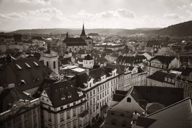 Prag, Çek Cumhuriyeti 'ndeki tarihi binalarla çatısı manzaralı.