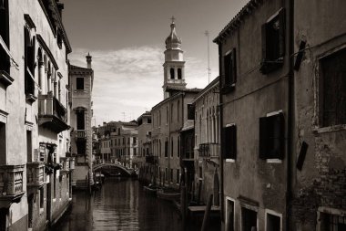 Venedik kanalı manzaralı tarihi binalar. İtalya.
