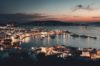 Mykonos Körfezi gün batımında yukarıdan izlendi. Yunanistan.