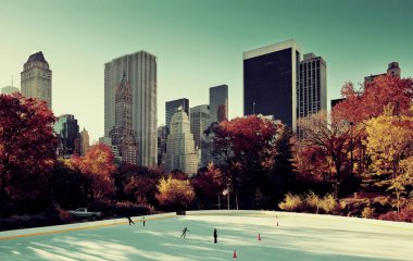 Sonbahar buz pateni pisti midtown manzarası Manhattan, New York City'deki Central Park'ta
