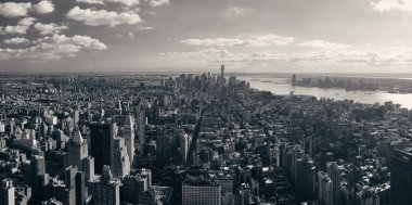 New York'un şehir siluetinin panoramik görünüm.