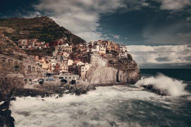 Manarola İtalya 'nın Cinque Terre kentindeki uçurumun üzerindeki binalarla Akdeniz' e tepeden bakıyor..