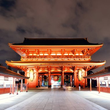 Tokyo 'daki Sensoji Tapınağı geceleyin.