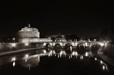 Castel Sant Angelo İtalya, Roma yansıma ile Tiber Nehri üzerinden gece
