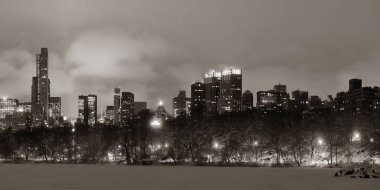 Kış, Central Park midtown Manhattan, New York şehir içinde gökdelenler ile gece panorama adlı