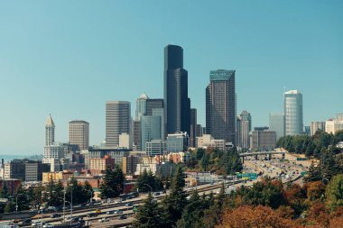 Karayolu ve trafik Seattle şehir mimarisi ile