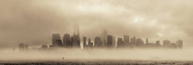 Sisli bir günde New York City şehir merkezi iş merkezi panoraması