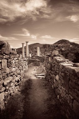Yunanistan 'ın Mikonos kenti yakınlarındaki Delos Adası' ndaki tarihi harabelerde sütunlar.