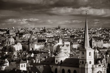 Prag, Çek Cumhuriyeti 'ndeki tarihi binalarla çatısı manzaralı.