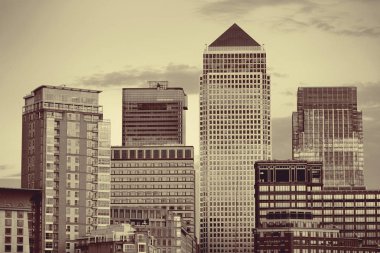 Londra 'daki Canary Wharf iş bölgesi siyah ve beyaz. 