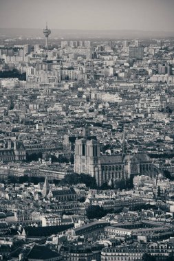 Gün batımında Paris 'in çatı manzarası. 