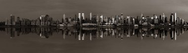 Manhattan şehir merkezinin ufuk çizgisi Hudson Nehri üzerindeki alacakaranlık panoramasında yansıyor.