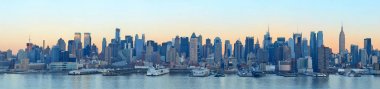 New York Şehri, Manhattan şehir merkezi, günbatımı, Hudson Nehri üzerinde gökyüzü manzarası.