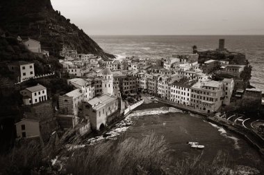 Vernazza Körfezi 'nde Cinque Terre, İtalya' da kayalıklar üzerinde binalar var..
