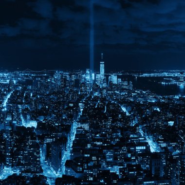 New York'un şehir manzarası gece görünümü ve 911 haraç ışık.