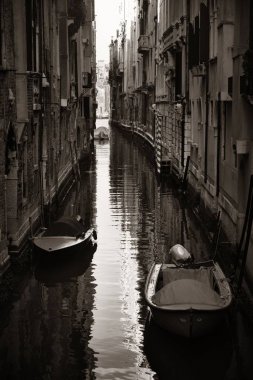 Venice Kanalı 'ndaki tekne parkında. İtalya.