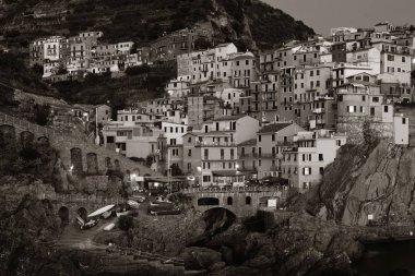 İtalyan stili binalar geceleyin İtalya 'nın Cinque Terre kentindeki Manarola' da uçurumun kenarında..