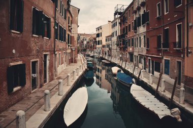 Venice Kanalı 'ndaki tekne parkında. İtalya.