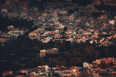 Hephaestus tapınağı Atina, Yunanistan 'daki dağın tepesinden eğik görünüyor.