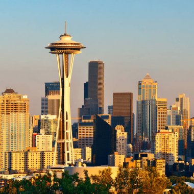 Seattle şehir manzarası Kerry Park Bakınlan kentsel ofis binaları ile gün batımında.