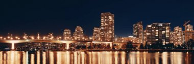 Vancouver şehir manzarası, gece görüş binalar ve köprü ile.