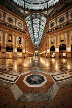 Galleria Vittorio Emanuele II alışveriş merkezi iç, Milano, İtalya.