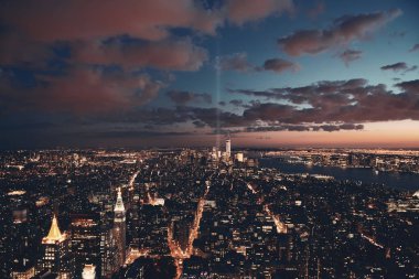 New York City şehir merkezi gökyüzü manzaralı 11 Eylül anma ışığı.