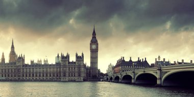 Parlamento Binası Londra 'da Westminster' da günbatımı manzarası.