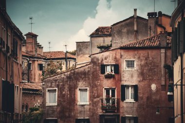 Venedik, İtalya 'daki tarihi binaların yakın görüntüsü.