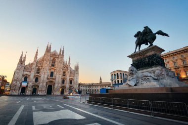 İtalya 'da İtalya' da Katedral Meydanı 'nda Kral 2. Victor Emmanuel anıtı veya İtalya' da İtalya 'da Piazza del Duomo anıtı. 