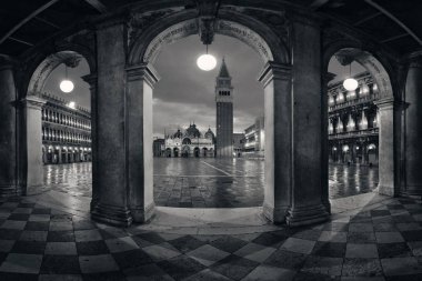 İtalya, Venedik 'teki Piazza San Marco' daki koridor gece görüşü.