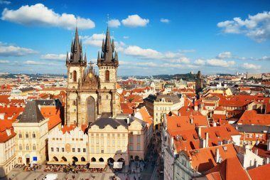 Kilise Our Lady Tn ve Prag manzarası çatı görünümünde Çek Cumhuriyeti'nde önce 