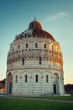 Pisa Piazza dei Miracoli İtalya 'da kilise kubbesi ile gün batımında