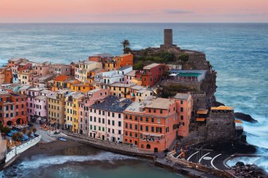Vernazza 'da Cinque Terre, İtalya' da kayalıklar üzerinde binalar var..
