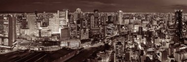 Gece panorama çatısı manzaralı Osaka şehri. Japonya.