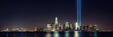 New York City şehir manzarası, gece panorama Hudson Nehri ve 11 Eylül anısına ışık üzerinde