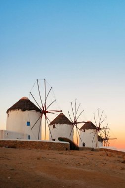 Mykonos Adası, Yunanistan ünlü dönüm noktası olarak gün batımında yel değirmenleri.
