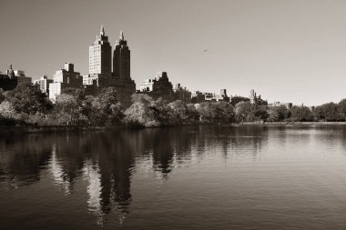 Central Park 'ta, New York' ta Manhattan 'da göl kenarındaki apartmanlı gökdelenler.