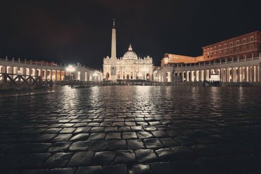 Gece St. Peters Bazilikası Vatikan Şehri. 
