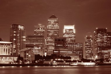 Londra 'daki Canary Wharf iş bölgesi Thames Nehri üzerinde gece. 