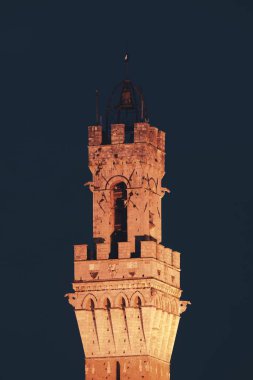 Gece City Hall çan kulesi closeup Siena, İtalya.