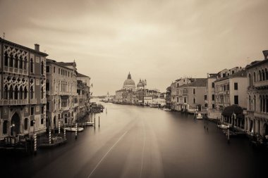 Venedik kilise Santa Maria della Salute ve İtalya uzun pozlama ile kanal.