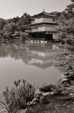 Kyoto, Japonya 'daki tarihi yapısına sahip Kinkaku-ji tapınağı..