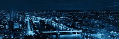 Paris şehrinin gökyüzü çatısı. Geceleri Seine nehri, Fransa..