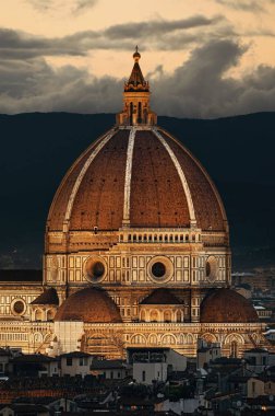 Duomo Santa Maria Del Fiore Floransa, İtalya kubbe portre görünümünde geceleri