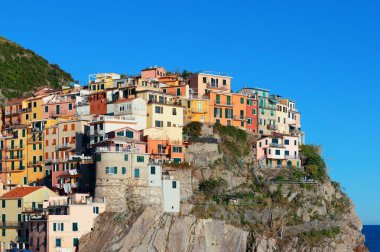 İtalya 'nın Cinque Terre kentindeki Manarola uçurumunda İtalyan tarzı yerleşik binalar..